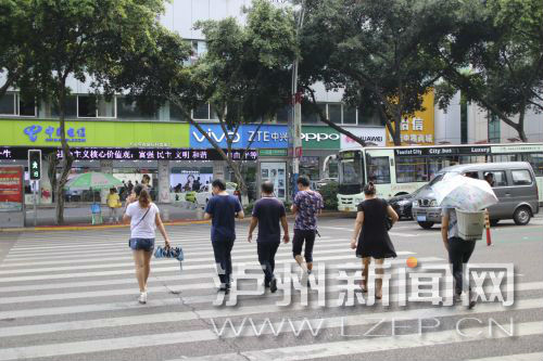 絕大多數(shù)市民都做到了自覺禮讓斑馬線，不橫穿馬路，不翻越欄桿，做到車讓人、人讓車