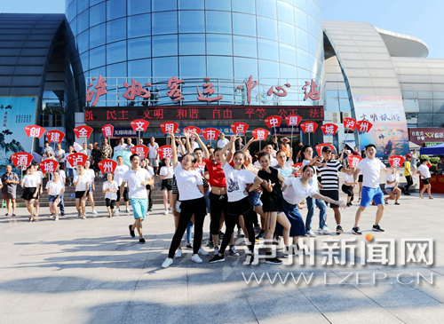 創(chuàng)文“快閃”。姚艾青 攝