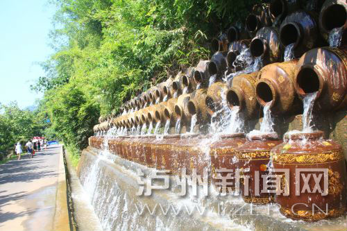 花田酒地景區(qū)酒壇倒出了水的靈動。